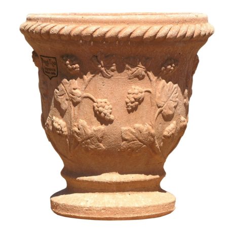 Vasetto decorato con uva. Vaso per piante. Articolo di piccole dimensioni. Modellazione realizzata in alto rilievo. La forma cilindrica del vaso lo rende esteticamente armonioso. Realizzato a mano da maestri artigiani con argilla di Impruneta, resistente al gelo.