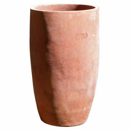 Flute, vaso per piante. La forma leggermente bombata del vaso lo rende esteticamente armonioso, con la caratteristica di avere la massima quantità di terriccio rispetto al volume generale. Realizzato a mano da maestri artigiani con argilla di Impruneta, resistente al gelo.